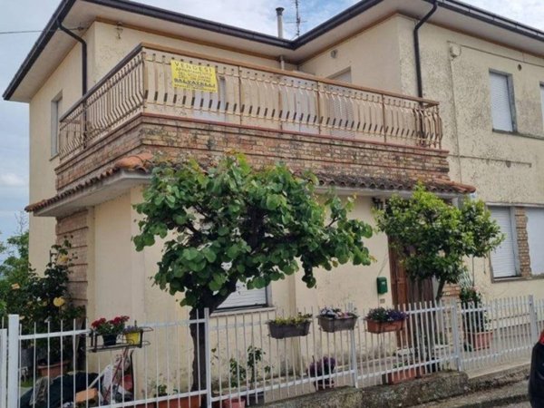 appartamento in vendita a Loro Piceno in zona Borgo San Lorenzo