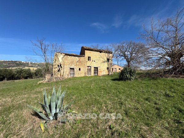 casa indipendente in vendita a Loro Piceno in zona Varco