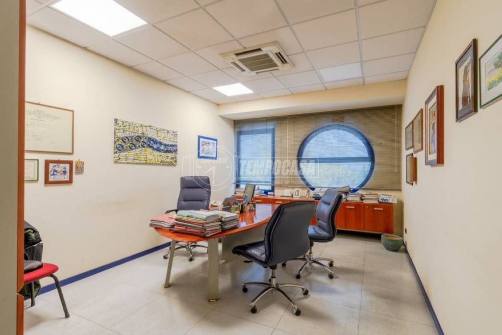 ufficio in vendita a Macerata in zona Piediripa