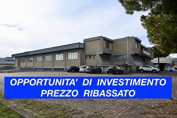 capannone in vendita a Macerata in zona Piediripa