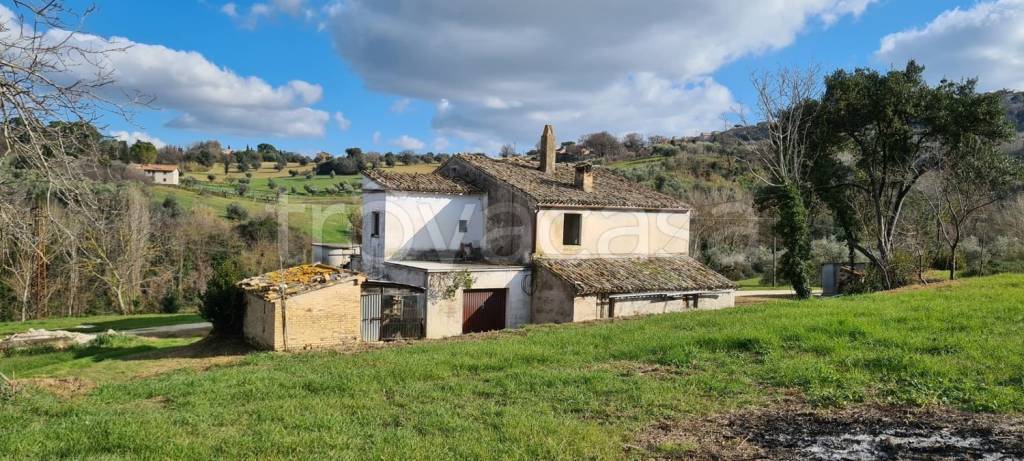 casa indipendente in vendita a Macerata