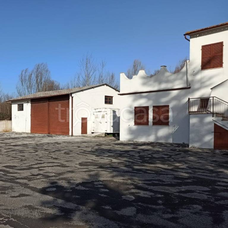 casa indipendente in vendita a Macerata