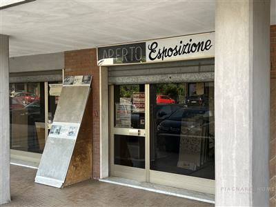 locale commerciale in vendita a Macerata
