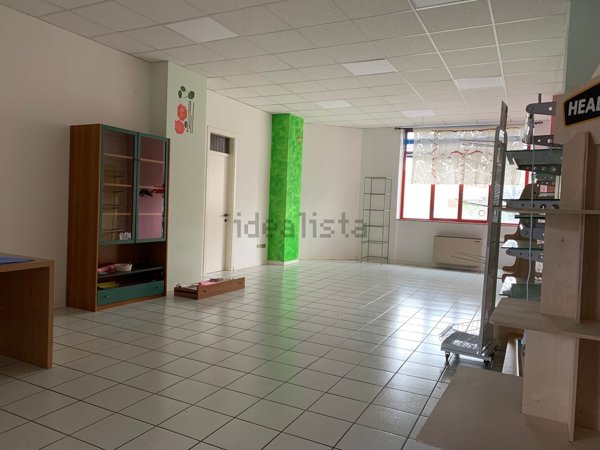 negozio in vendita a Macerata in zona Sforzacosta