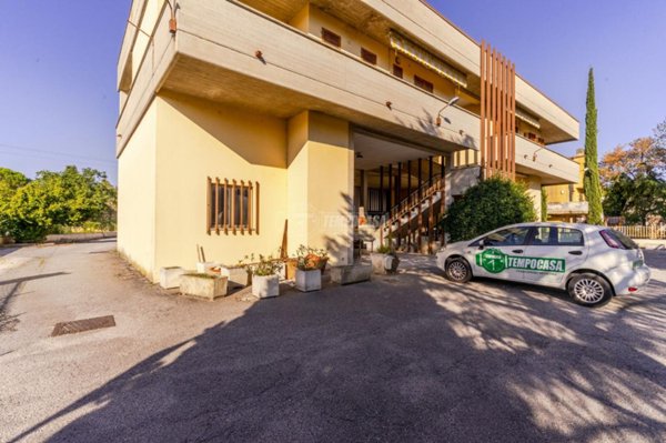casa indipendente in vendita a Macerata in zona Villa Potenza