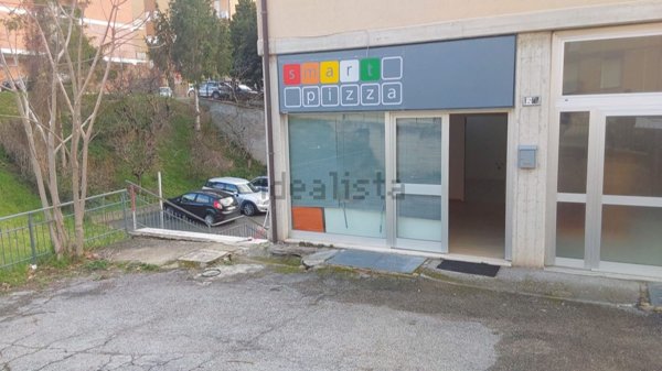 locale commerciale in vendita a Macerata