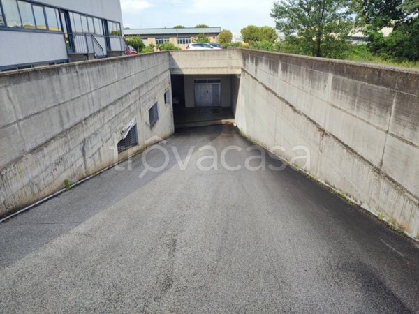 locale commerciale in vendita a Macerata in zona Piediripa
