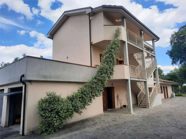 casa indipendente in vendita a Macerata