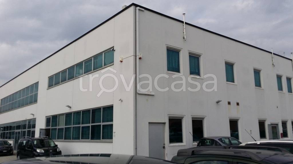 locale commerciale in vendita a Macerata in zona Piediripa