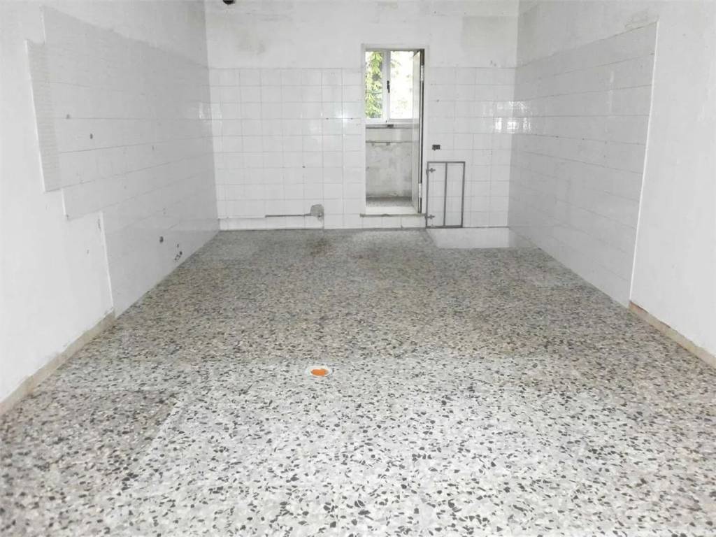 locale commerciale in vendita a Macerata