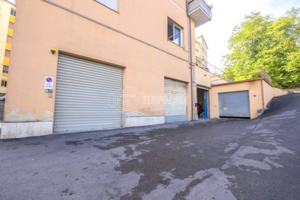 locale commerciale in vendita a Macerata