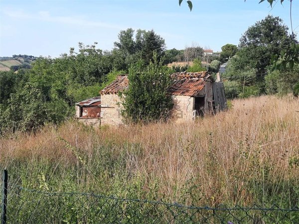 pentavano in vendita a Macerata