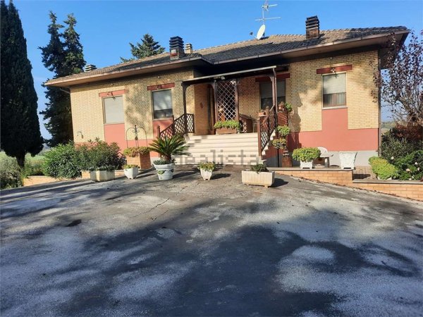 casa indipendente in vendita a Macerata