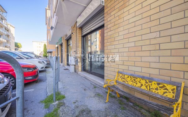 locale commerciale in vendita a Macerata
