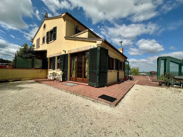 casa indipendente in vendita a Macerata