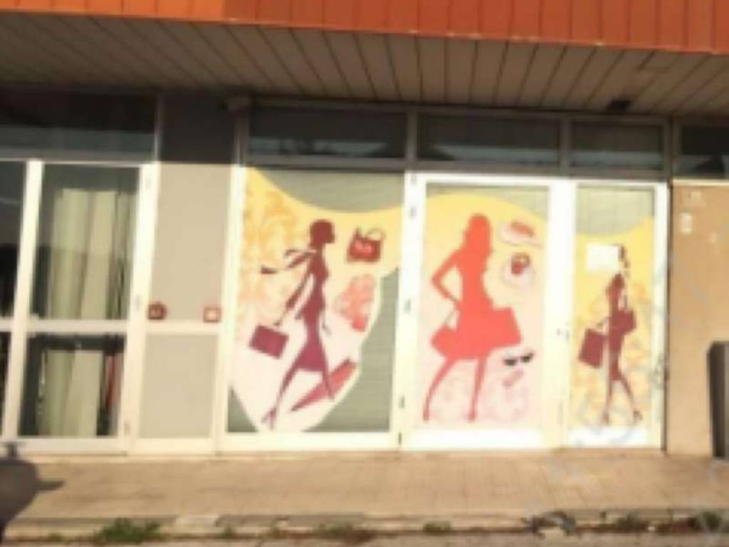 negozio in vendita a Macerata in zona Piediripa