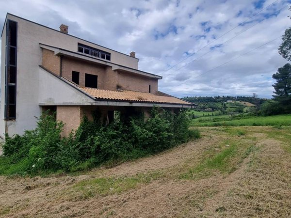 casa indipendente in vendita a Macerata