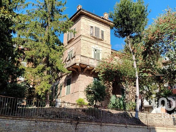 casa indipendente in vendita a Macerata