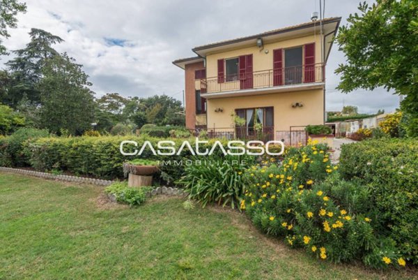 casa indipendente in vendita a Macerata in zona Cimarella