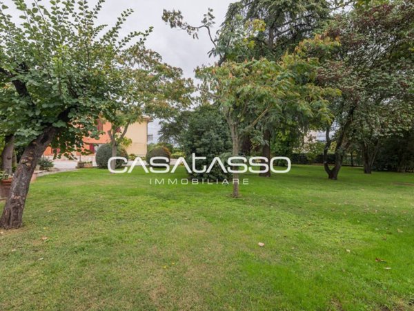 casa indipendente in vendita a Macerata in zona Cimarella