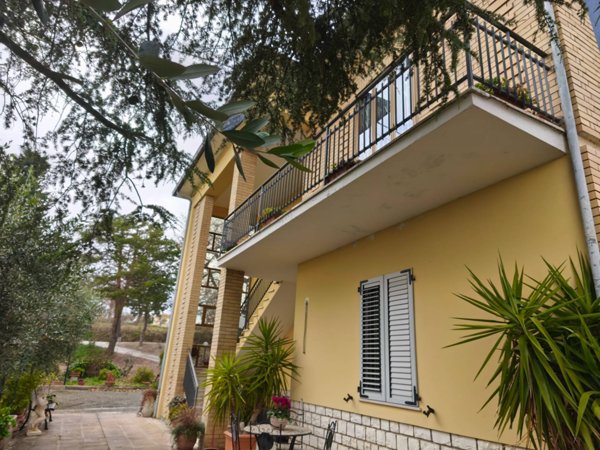 casa indipendente in vendita a Macerata in zona Cimarella