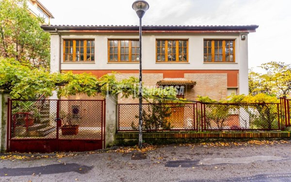 casa indipendente in vendita a Macerata