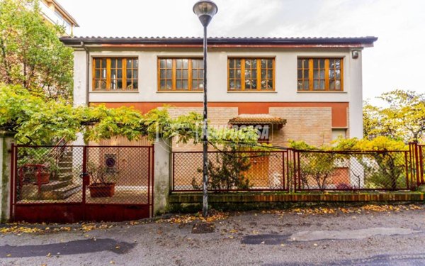 casa indipendente in vendita a Macerata