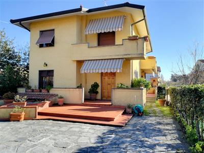 casa indipendente in vendita a Macerata