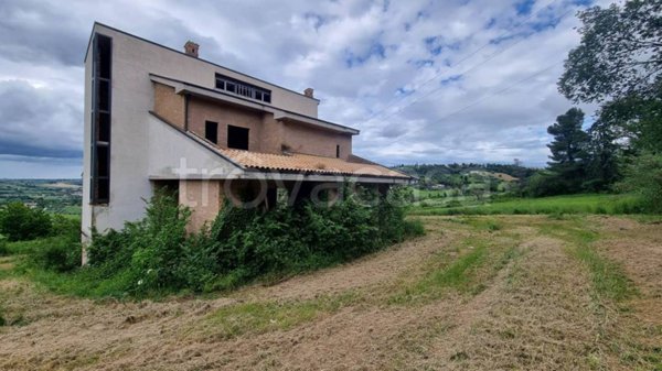 casa indipendente in vendita a Macerata