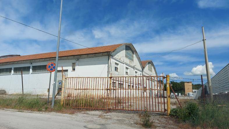 locale di sgombero in vendita a Macerata in zona Sforzacosta