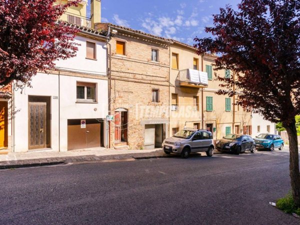 casa indipendente in vendita a Macerata