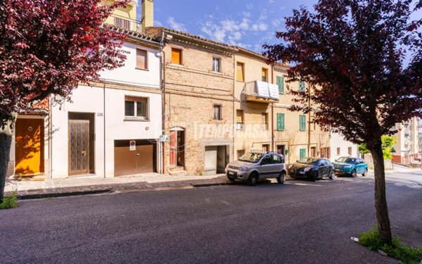 casa indipendente in vendita a Macerata