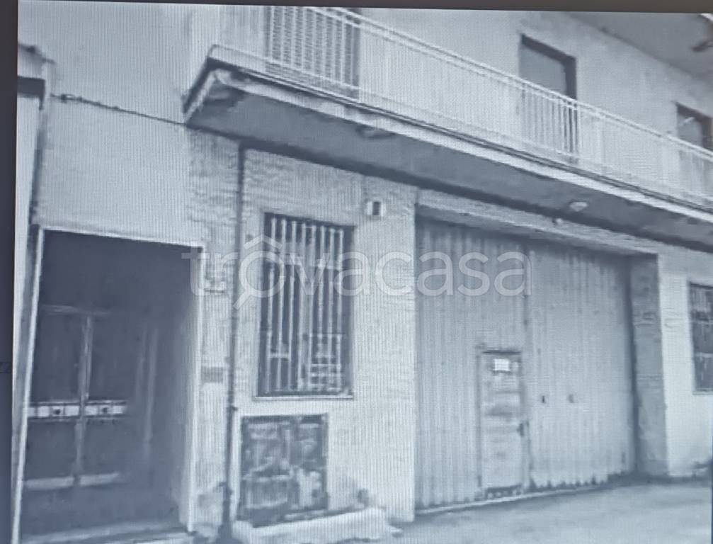 locale commerciale in vendita a Macerata