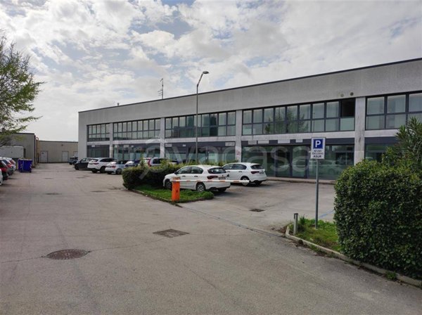 negozio in vendita a Macerata in zona Piediripa