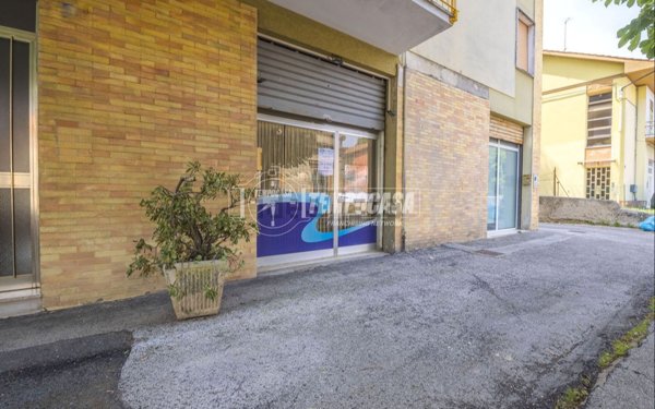 locale commerciale in vendita a Macerata