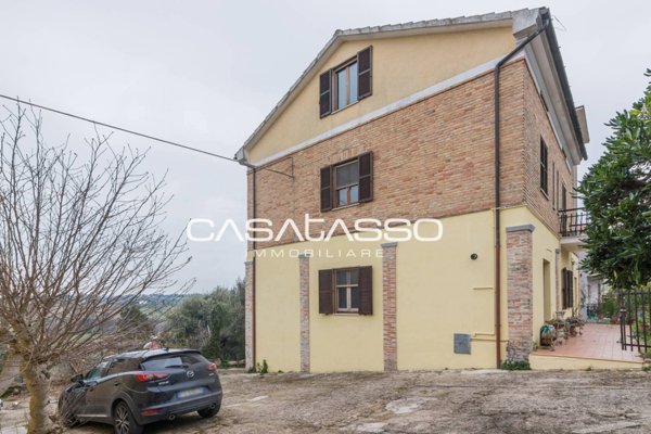 casa indipendente in vendita a Macerata
