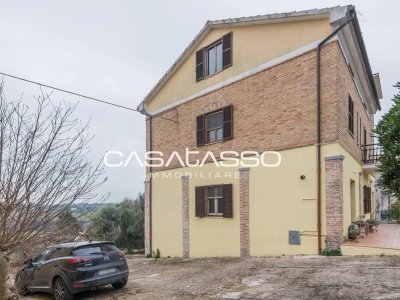 casa indipendente in vendita a Macerata