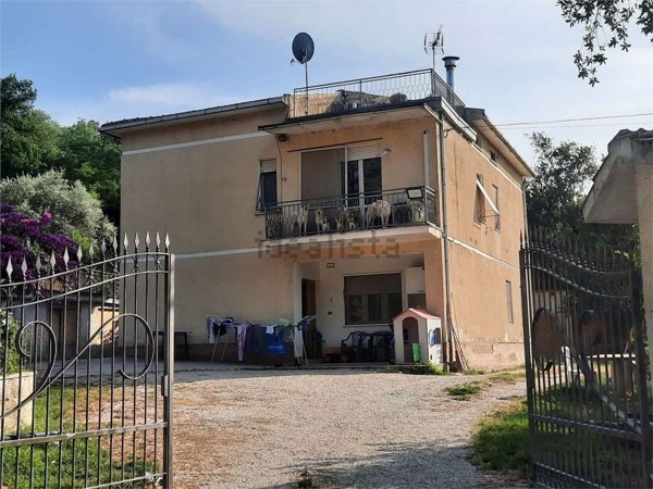 casa indipendente in vendita a Macerata