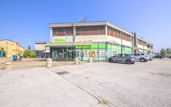 locale commerciale in vendita a Macerata in zona Piediripa