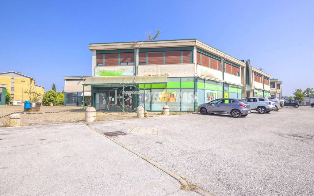 negozio in vendita a Macerata in zona Piediripa