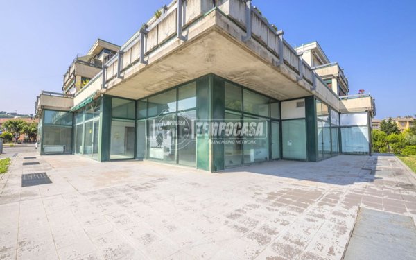 locale commerciale in vendita a Macerata in zona Piediripa