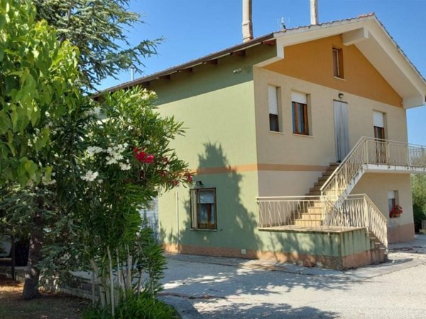casa indipendente in vendita a Macerata in zona Cimarella