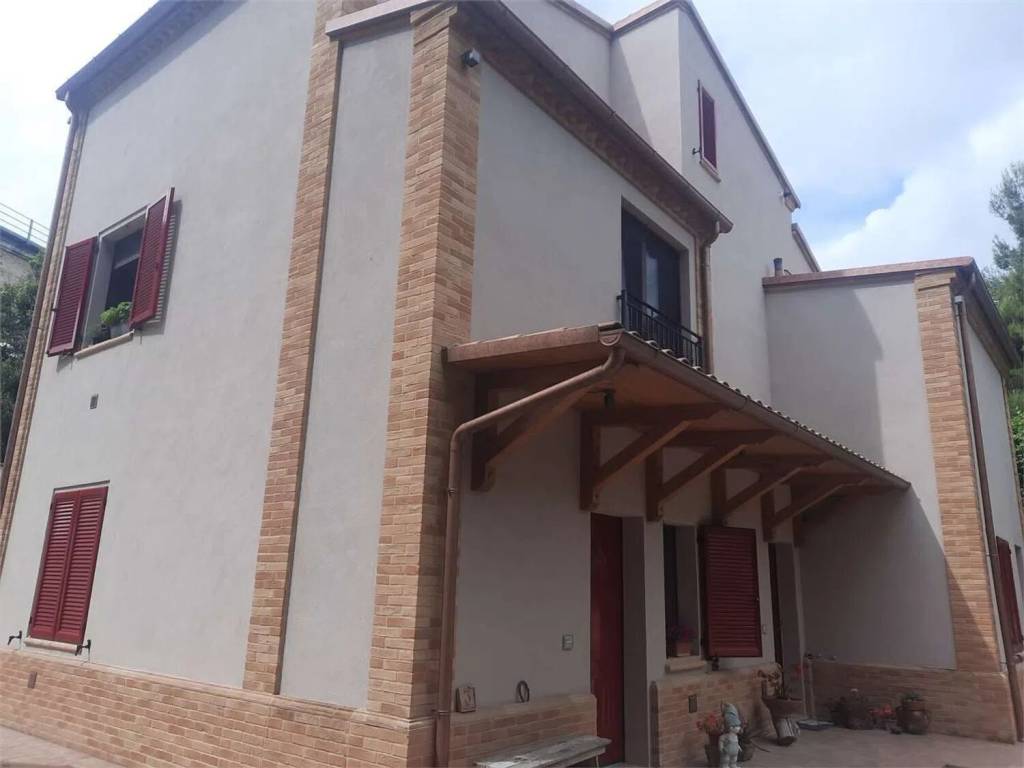 casa indipendente in vendita a Macerata