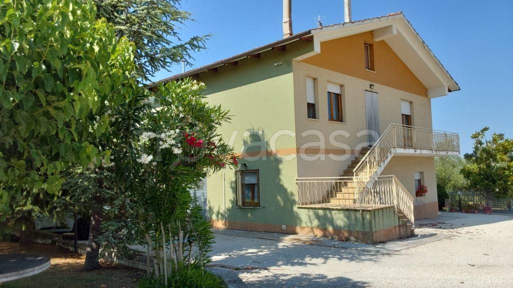 casa indipendente in vendita a Macerata in zona Cimarella