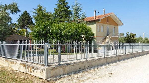 casa indipendente in vendita a Macerata in zona Cimarella