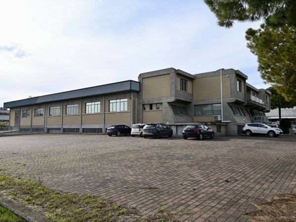 locale commerciale in vendita a Macerata in zona Piediripa