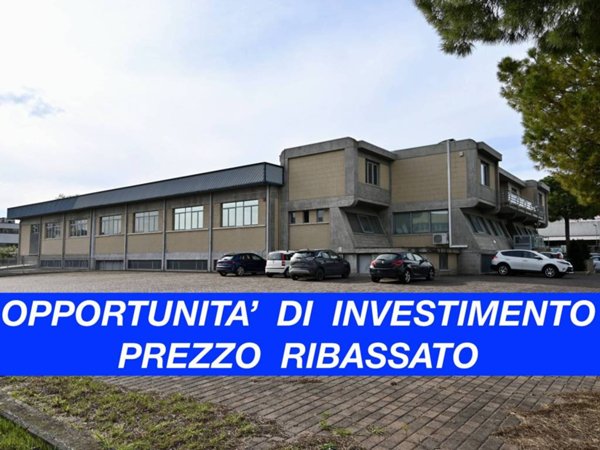 locale commerciale in vendita a Macerata in zona Piediripa