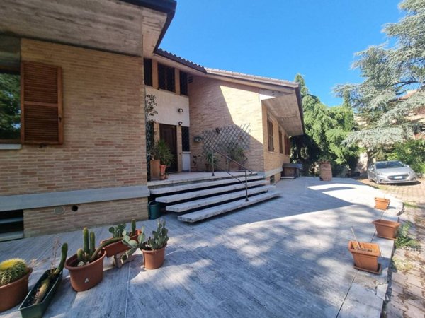 casa indipendente in vendita a Macerata