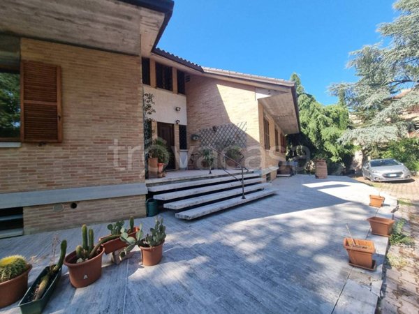 casa indipendente in vendita a Macerata