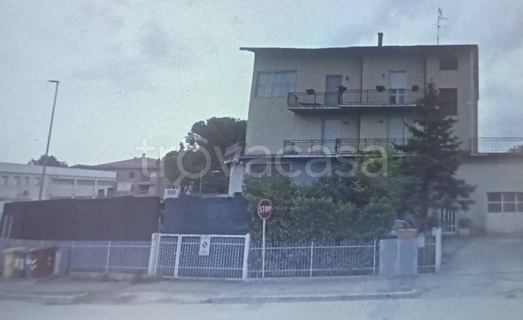 appartamento in vendita a Macerata in zona Piediripa